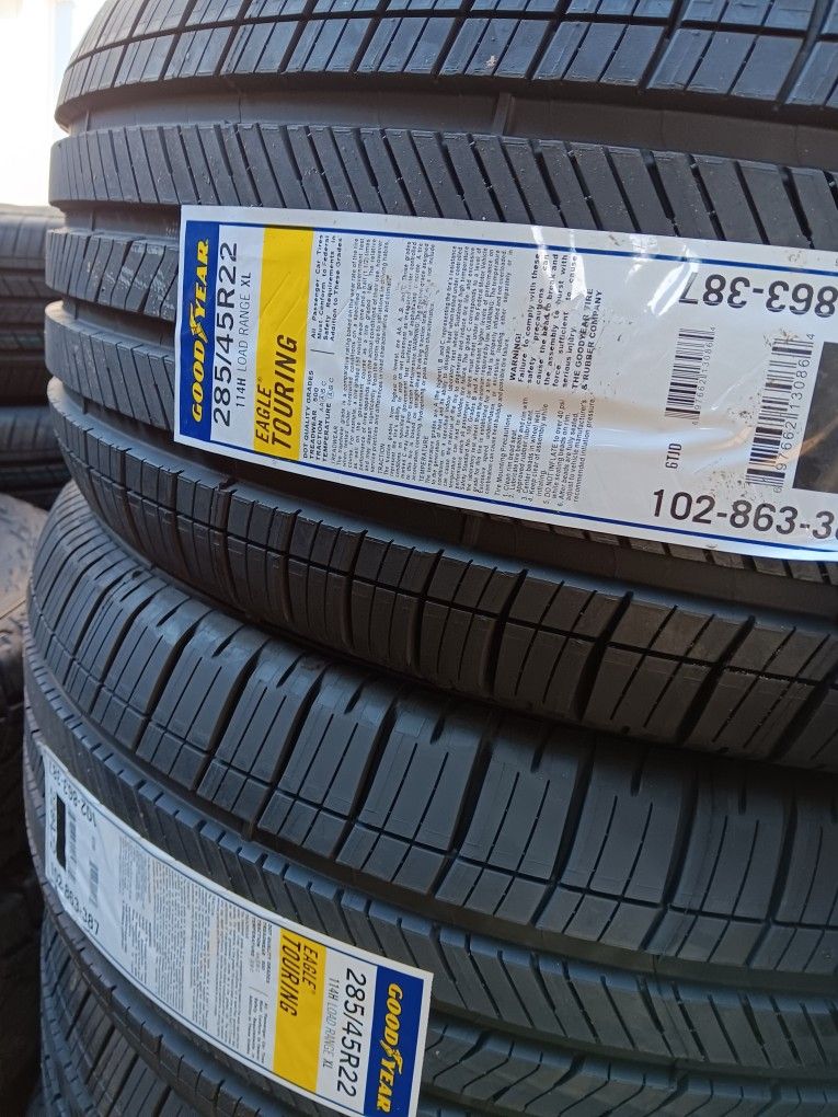 Tire installation work photo