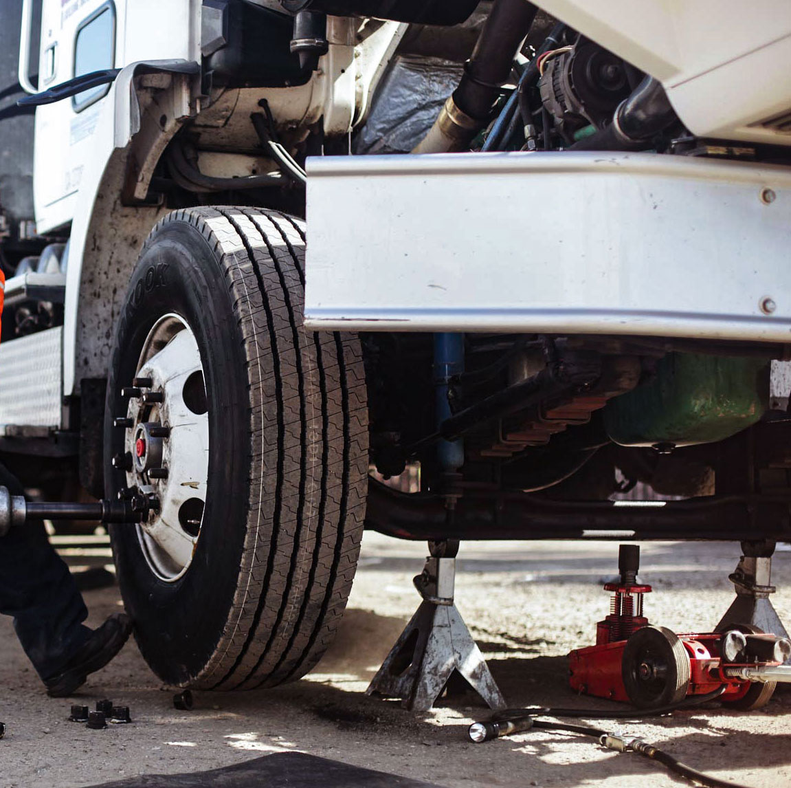 24/7 emergency commercial truck tire service in Miami